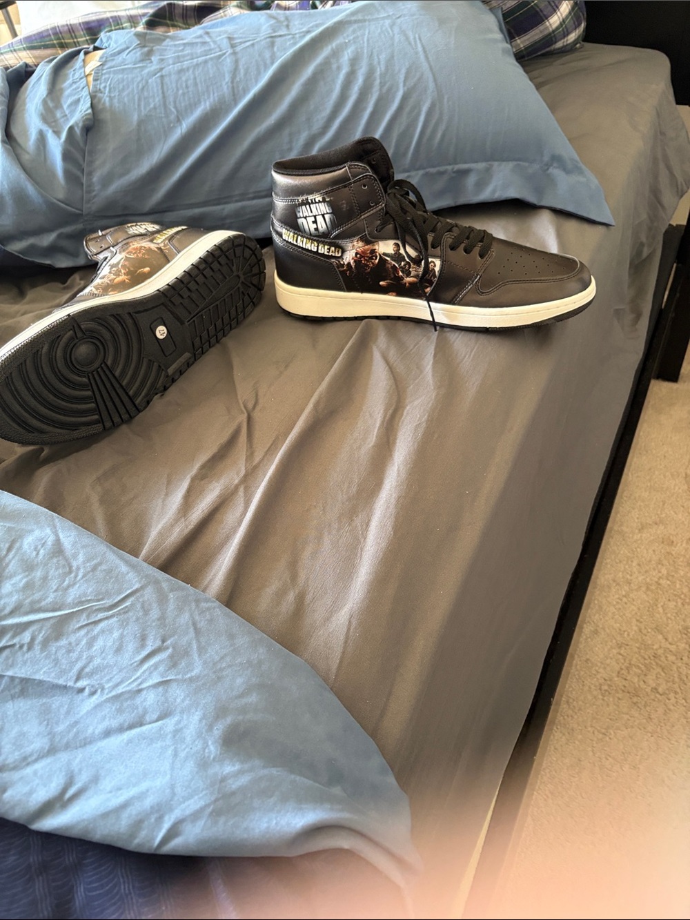 Black The Walking Dead Themed High-Top Sneakers for Men - Picture 4 of 5